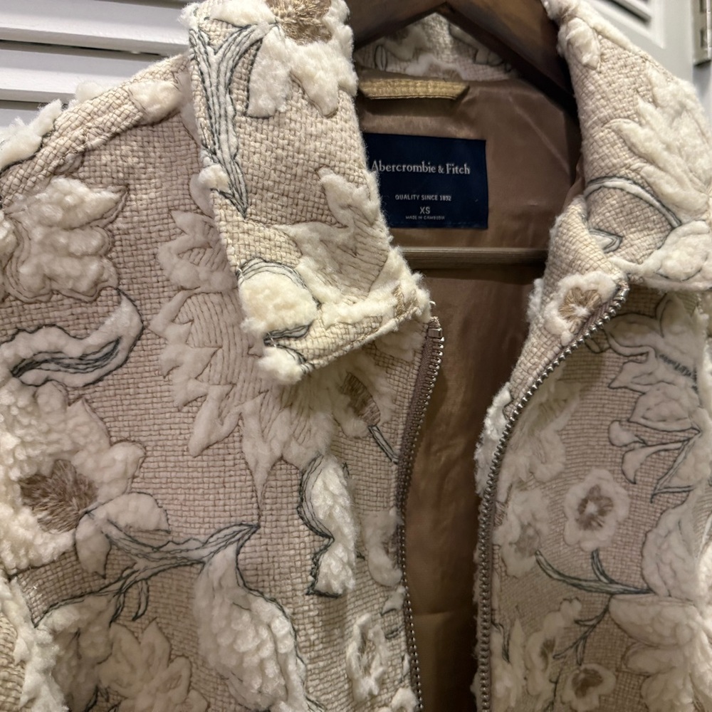 Abercrombie & Fitch Men’s Floral Trucker Jacket - Cream